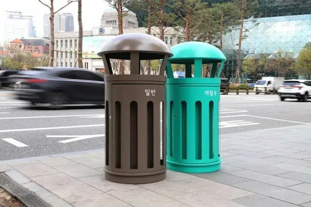 ソウル市が開発したAタイプのゴミ箱（左が一般ごみ用、右は資源ゴミ用）