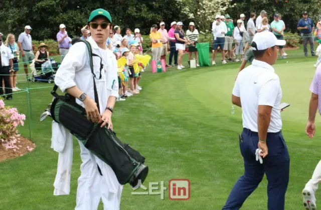 俳優リュ・ジュンヨル、マスターズキャディーに変身!…白いスーツにゴルフバッグを肩にかけて登場