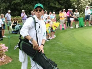 Nam diễn viên Ryu Jun Yeol trở thành caddie của tay golf chuyên nghiệp Tom Kim nhờ bố mẹ chồng, nhưng "tranh cãi greenwash" lại gây náo động không ngờ.