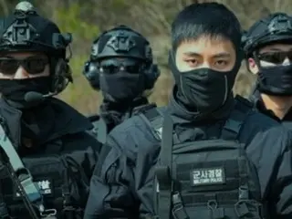 "BTS" bị bắt gặp trong bộ quân phục chiến đấu... Visual giống "Hậu duệ mặt trời"