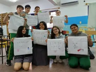Các trường trung học cơ sở và trung học phổ thông ở Paraguay cũng sử dụng tiếng Hàn làm ngoại ngữ thứ hai
