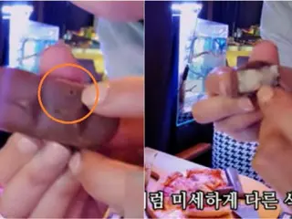 Một nữ YouTuber ở Itaewon để thủng một lỗ trên thanh sô-cô-la mà người nước ngoài tặng... "Tôi nổi da gà"