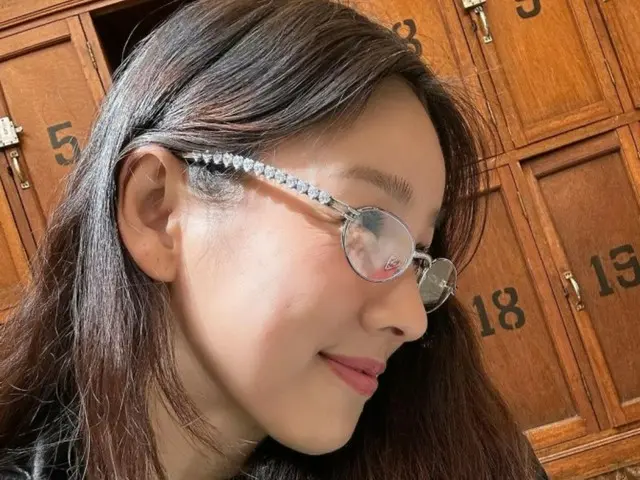 Ca sĩ Lee Hyo Ri có buổi hẹn hò vui vẻ cùng mẹ đeo kính râm đôi
