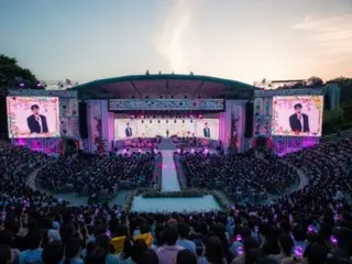 Buổi hòa nhạc của Sung Si Kyung là một câu chuyện cảm động vượt qua thời tiết mưa gió...Buổi diễn thứ 11 của "Celebration Song" đã thành công tốt đẹp