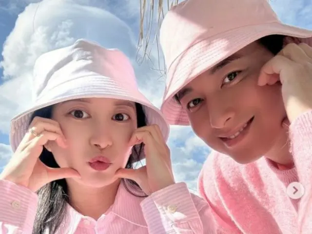 Ca sĩ Lee Ji Hoon và Ayane, những người đang gây xôn xao dư luận sau khi thông báo mang thai, đã đi du lịch trước khi sinh đến Jeju... Họ khoe đôi má hồng trong vẻ ngoài cặp đôi màu hồng