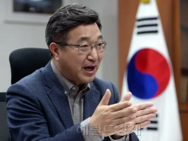 Đảng Dân chủ cùng nhau đề xuất sửa đổi hiến pháp... ``Hệ thống bổ nhiệm kép bốn năm, tư cách thành viên tổng thống độc lập và hạn chế quyền phủ quyết'' = Hàn Quốc