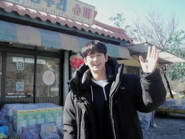 Nam diễn viên Kim Soo Hyun, 'Baek HyunWoo' trước siêu thị Yongdu-ri ... Nụ cười dễ thương 'hậu trường' được tung ra