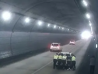 'Giống như siêu nhân'...Công nhân dọn dẹp di chuyển một chiếc ô tô hỏng hóc đi 800 mét qua đường hầm rồi rời đi - Hàn Quốc