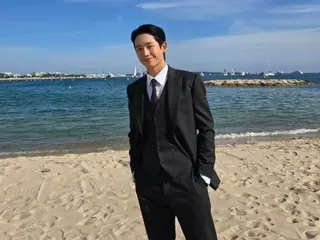 Jung HaeIn, mỹ nam xuất hiện trên bãi biển Cannes... Chưa bao giờ anh ấy trông hoàn hảo đến thế trong bộ vest.