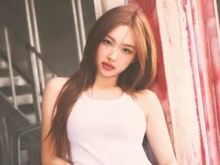 "TWICE" Nayeon chỉ diện áo phông trắng và quần jean... Cô nàng mang dáng dấp của một "nữ hoàng mùa hè"