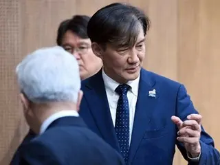 Cho Kuk, người đứng đầu Đảng Cách mạng Tổ quốc, ``Những gì Tổng thống Yoon Seok-yeo làm là chế độ độc tài...Bên cạnh ông ấy chỉ có các công tố viên, bạn nhậu và những người cực hữu.'' - Hàn Quốc