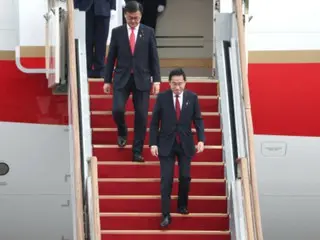 Thủ tướng Kishida đến sân bay Seoul...đến thăm Hàn Quốc lần đầu tiên sau một năm để tham dự "Hội nghị thượng đỉnh Nhật Bản-Nhật Bản-Hàn Quốc"