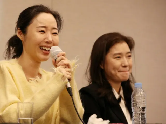 "Sao em lại cười? Bởi vì tôi biết chúng ta sẽ thắng mà."...Luật sư đại diện Min Hee Jin chia sẻ suy nghĩ sau khi giành được lệnh cấm tạm thời.