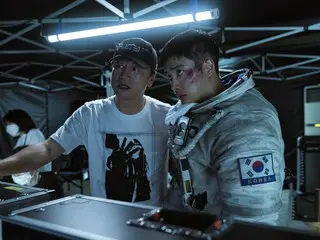 Video thực hiện đầu tiên của bom tấn khoa học viễn tưởng "THE MOON", trong đó có đoạn phỏng vấn với Do Kyung Soo (DO của "EXO"), đã ra mắt