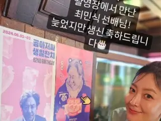 Nữ diễn viên Kim Hee Sun, chứng nhận poster sinh nhật tiền bối Choi Min Sik... "Đáng yêu" vượt quá giới hạn