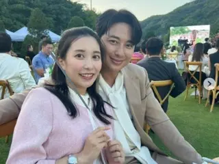 Lễ cưới "tháng trước" của vợ Lee Ji Hoon Ayane "có mặt" ... nụ cười tan chảy của một ông bố hạnh phúc