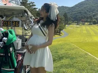 Bà xã Ayane của Lee Ji Hoon có kiểu "tắm em bé" khác hẳn...đẹp trên sân golf