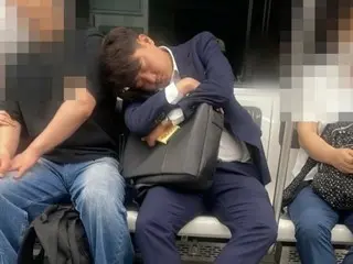 Nhà lập pháp của Đảng Cải cách Mới Lee Jun-seok chụp ảnh đang ngủ ngon lành trên tàu điện ngầm: ``Gửi người đã cho tôi mượn bờ vai, tôi xin lỗi vì đã làm phiền anh ấy trên đường đi làm về.'' - Hàn Quốc