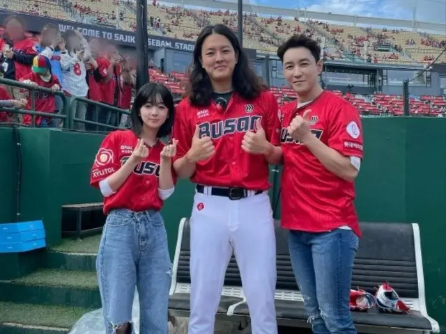 Nam diễn viên Shim Hyung Tak và cô vợ trẻ 18 tuổi Saya hẹn hò ở sân bóng chày? Tham gia nghi thức ném bóng và đánh bóng đầu tiên, thu hút sự chú ý nhờ “vẻ đẹp như búp bê”