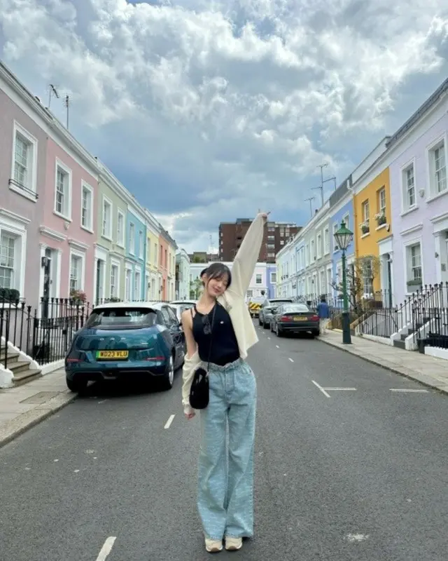 「IVE」チャン・ウォニョン、歩くだけでもグラビアになる清純ビジュアル…ロンドンで輝く美貌