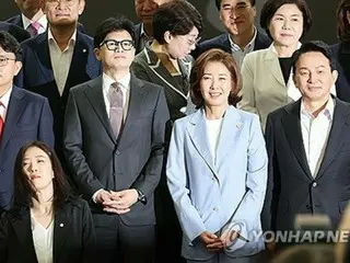 ``Lý thuyết vũ khí hạt nhân'' nổi lên trong nội bộ đảng cầm quyền Hàn Quốc; các ứng cử viên đại diện của đảng liên tiếp công bố quan điểm của mình = một số tỏ ra thận trọng