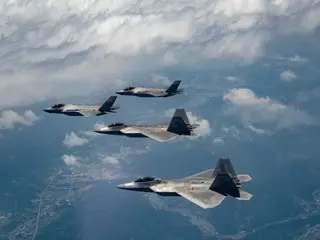 Lực lượng Mỹ và Hàn Quốc cảnh báo Triều Tiên thông qua huấn luyện chung trên không...Máy bay chiến đấu F22 của Mỹ và F35A của Không quân Hàn Quốc tiến hành hoạt động