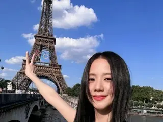 "BLACKPINK" JISOO, vẻ đẹp hút mắt trước tháp Eiffel