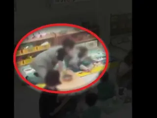 Nhân viên nhà trẻ đánh và đè trẻ 3 tuổi...Phụ huynh nói: ``Con chơi rất tốt'' = Hàn Quốc