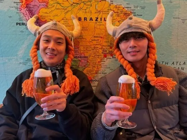 Park Seo Jun & Choi Woo-shik, hai bức ảnh dễ thương với mũ Viking và bia trên tay
