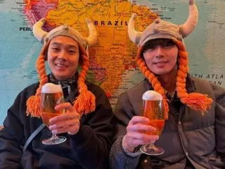 Park Seo Jun & Choi Woo-shik, hai bức ảnh dễ thương với mũ Viking và bia trên tay