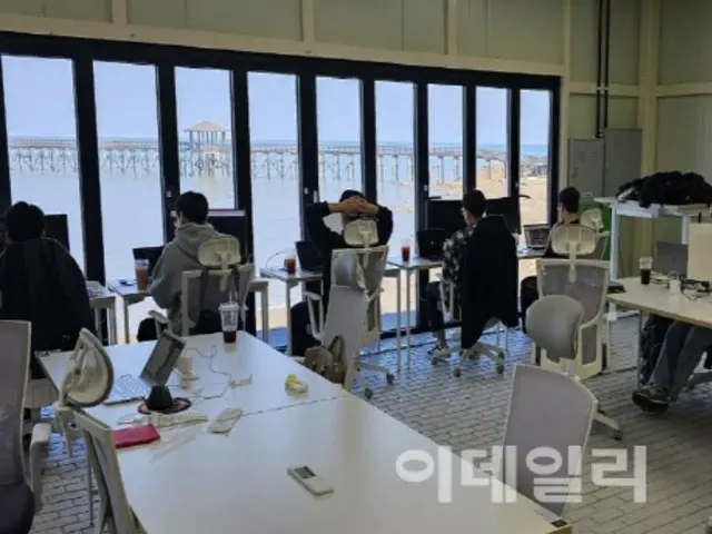 ``Câu cá rất thú vị, nhưng bạn cũng có thể làm việc''... ``Workcations'' cho phép bạn cân bằng giữa công việc và nghỉ ngơi trong khi nhìn ra biển rất phổ biến - báo cáo của Hàn Quốc