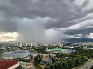 ``Hình như có một cái lỗ trên bầu trời'' - chỉ có mưa lớn ở một số khu vực... Bức ảnh lạ được lan truyền rộng rãi = Hàn Quốc