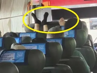"Người nước ngoài sẽ thấy xấu hổ khi nhìn thấy điều này"...Cặp đôi gác chân lên ghế lái trên xe buýt limousine sân bay = Hàn Quốc