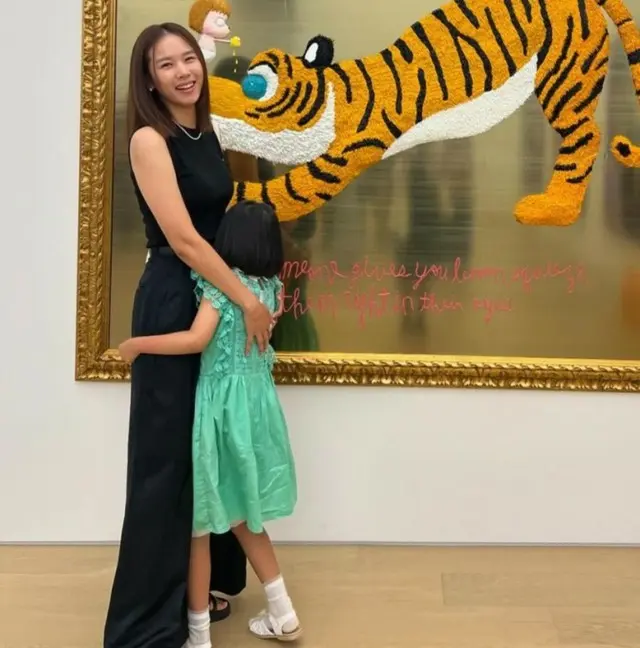 女優チョ・ユニが娘ロアちゃんとの展示会デートの模様を公開した。