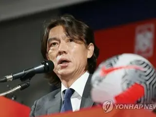 Huấn luyện viên đội tuyển bóng đá quốc gia Hàn Quốc tuyên bố trong buổi họp báo nhậm chức rằng ông đặt mục tiêu lọt vào top 16 của World Cup
