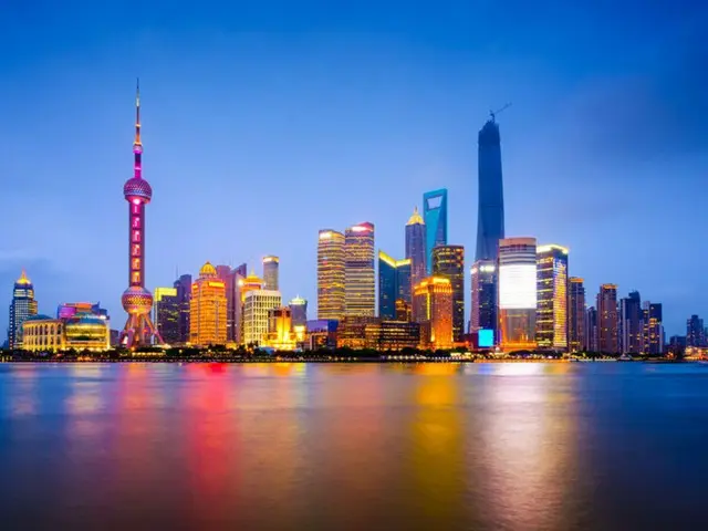 Thượng Hải, Trung Quốc, tổng xuất nhập khẩu trong nửa đầu năm lên tới 2,1 nghìn tỷ nhân dân tệ...tăng 0,6% so với cùng kỳ năm ngoái = Báo cáo của Trung Quốc