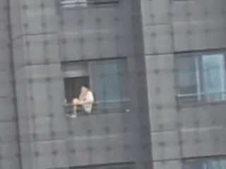 Người đàn ông hút thuốc trên lan can chung cư tầng 20 gây tranh cãi - Hàn Quốc