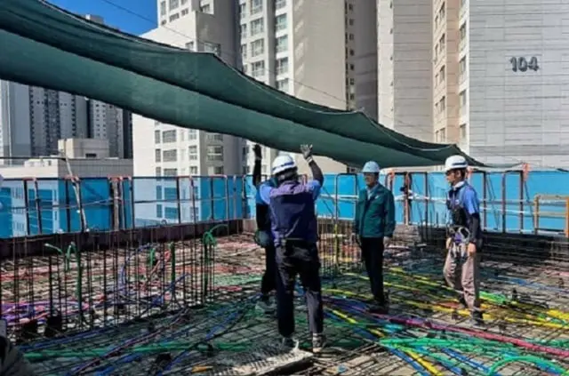 大邱市の関係者が猛暑に備えて建築工事現場を点検している様子