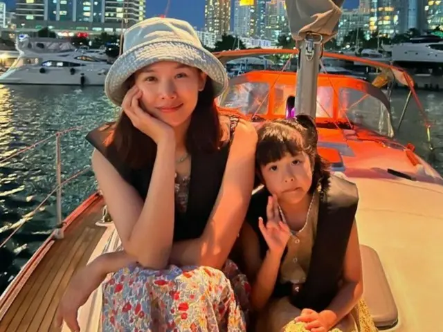 Nữ diễn viên Cho Yoon-hee dành kỳ nghỉ hè với con gái Roa... "Bạn trông giống mẹ."