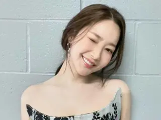 Nữ diễn viên Park Min Young chơi WINK không giỏi? Nữ thần vụng về và đáng yêu... Hãy chú ý đến bờ vai lệch và bờ vai thon của cô ấy.