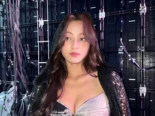 Visual của "TWICE" Jihyo nổi bật với trang phục lòe loẹt... phong cách "hoàn hảo"