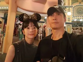 Nam diễn viên Shim HyungTak rất ấn tượng với chuyến thăm đầu tiên đến Disneyland, nơi không chỉ có Mickey...Anh ấy rất thân với Saya và chụp ảnh xác nhận