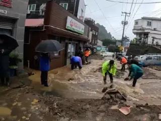 "Chuyện gì đang xảy ra vậy?"...Việc đầu tiên người nước ngoài làm khi nhìn thấy cơn mưa xối xả ở Ulleungdo là cầm xẻng lên - báo Hàn Quốc