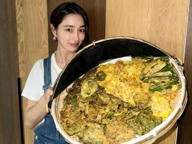 Nữ diễn viên Lee Min Jung chuẩn bị rất nhiều bánh xèo cho lễ Chuseok...một chiếc giỏ to hơn cả khuôn mặt của cô