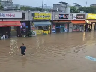 1.500 người sơ tán do mưa lớn trái mùa...107 tuyến đường ngập