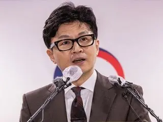 Han Dong-hoon, đại diện của Quyền lực Nhân dân và Lee Jae-myung, cả hai đại diện của Đảng Dân chủ, cho biết: ``Họ đang biến chiến dịch bầu cử thành một cuộc chiến chính trị với các khẩu hiệu ''hạ bệ tổng thống.'' - South Hàn Quốc