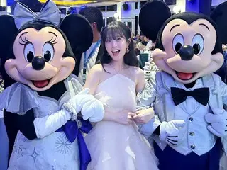 Nữ diễn viên Park Bo Young, nàng công chúa Disney bước ra từ anime... mỉm cười hạnh phúc giữa Mickey và Minnie