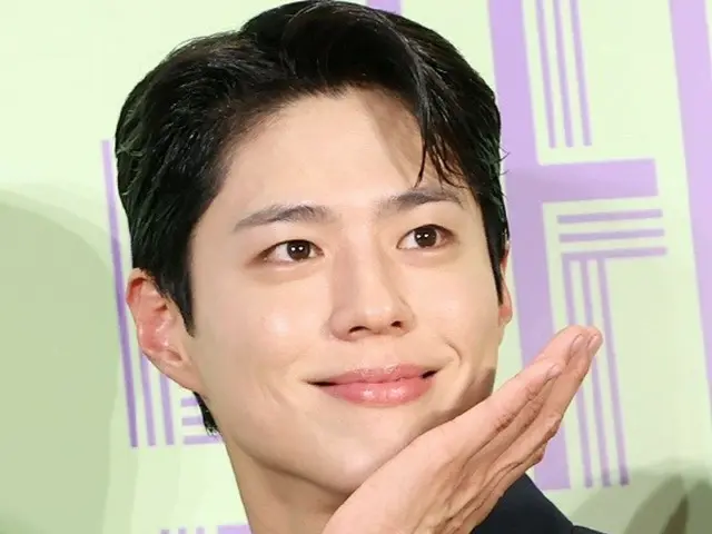 Park BoGum tiết lộ câu chuyện cảm động... Anh chụp ảnh cho fan đi du lịch một mình