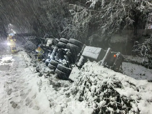 韓国・京畿南部、大雪で車の横転などの被害相次ぐ