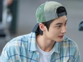 Byeon WooSeok có vẻ ngoài tươi tắn... Mặt khác, anh chàng lại có sức hút tự nhiên với chiếc mũ và cặp kính lộn ngược